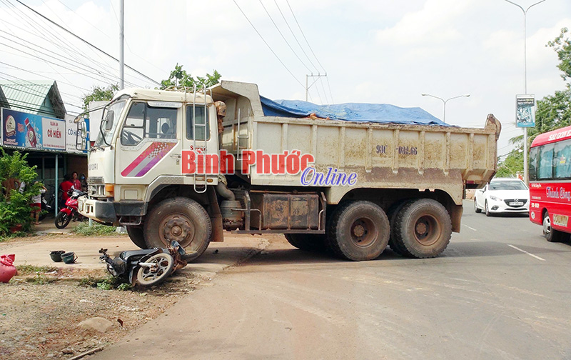 Xe ben tông thẳng xe máy, một người chết, một người bị thương Xe ben tông thẳng xe máy, một người chết, một người bị thương