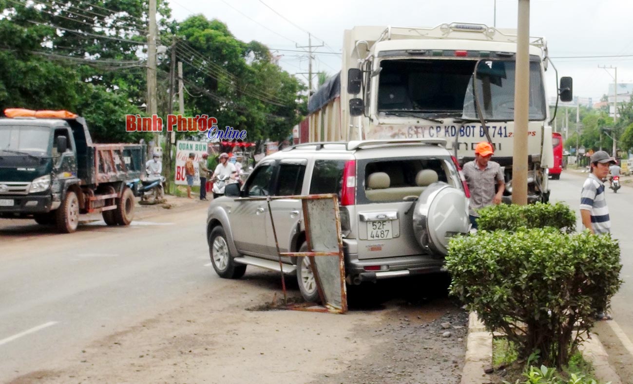 Xe ben gây tai nạn liên hoàn, nhiều người thoát nạn