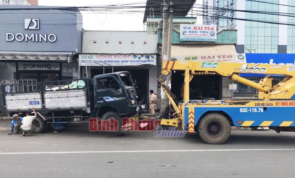 Xe tải mất lái lao vào 2 tiệm hàn tiện, nhiều người may mắn thoát chết Xe tải mất lái lao vào 2 tiệm hàn tiện, nhiều người may mắn thoát chết