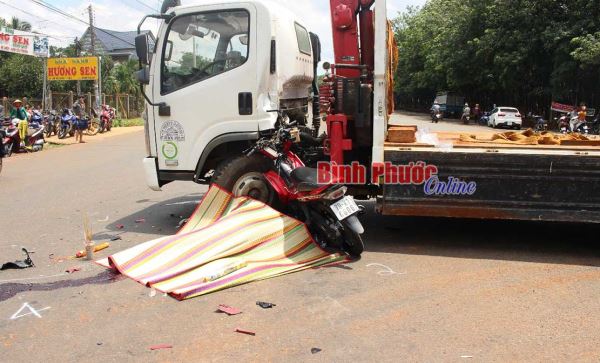 Xe máy tông xe ôtô tải cẩu, 2 người thương vong