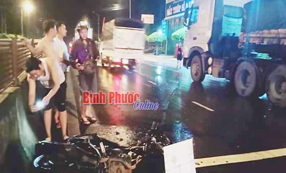 Tông vào đuôi xe container, nam thanh niên tử vong Tông vào đuôi xe container, nam thanh niên tử vong