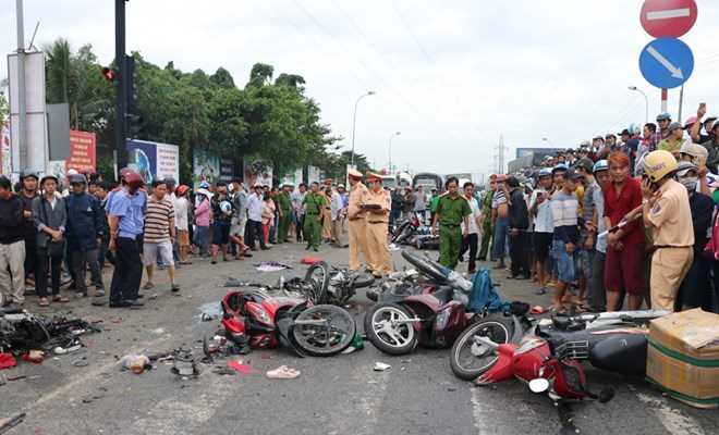 Vụ tai nạn thảm khốc tại Long An: Lái xe đầu kéo đã ra trình diện Vụ tai nạn thảm khốc tại Long An: Lái xe đầu kéo đã ra trình diện