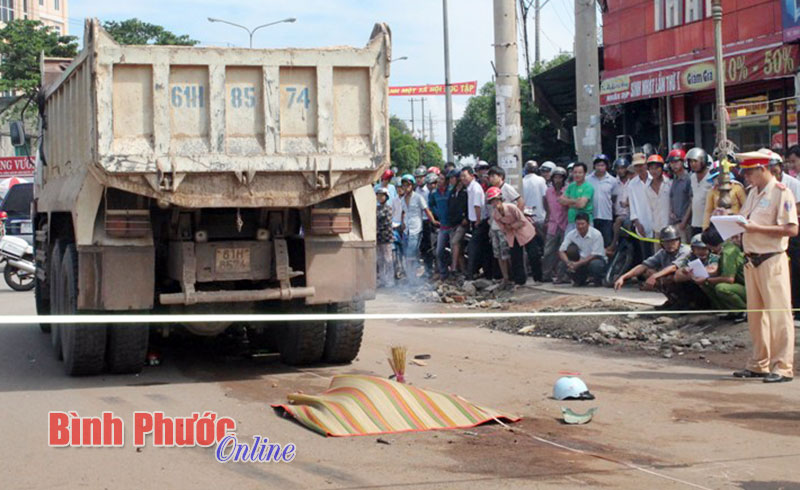 Bị xe ben đâm phía sau: 2 người chết và bị thương Bị xe ben đâm phía sau: 2 người chết và bị thương
