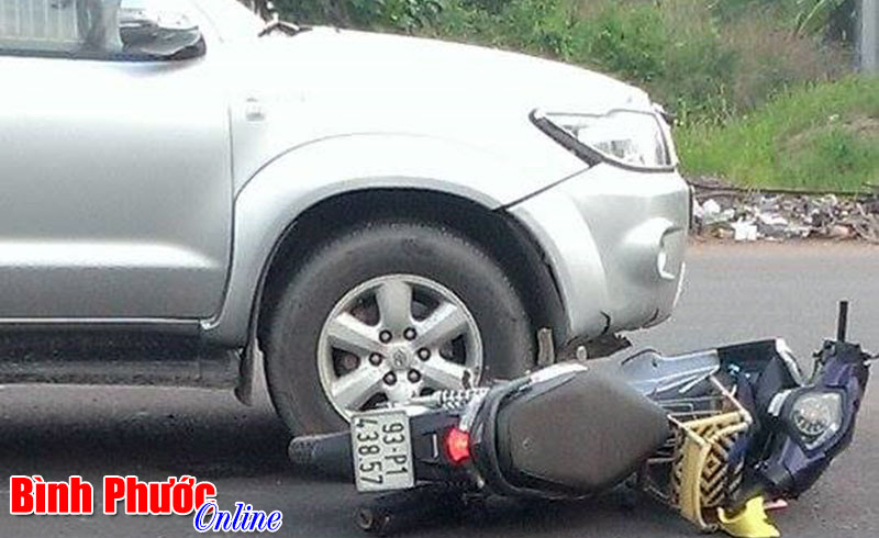 Qua đường đột ngột, 3 mẹ con bị thương nặng Qua đường đột ngột, 3 mẹ con bị thương nặng