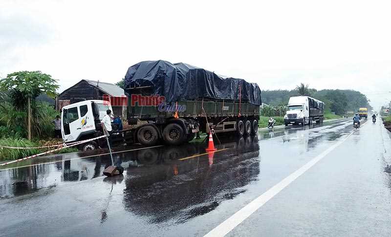 Mưa to, 2 xe tải lao xuống vệ đường Mưa to, 2 xe tải lao xuống vệ đường