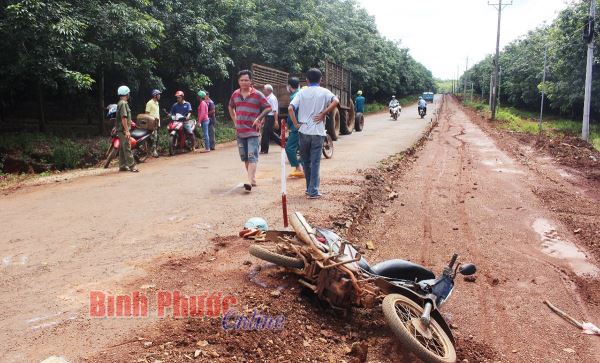 Va chạm với xe máy cày, 1 người tử vong Va chạm với xe máy cày, 1 người tử vong