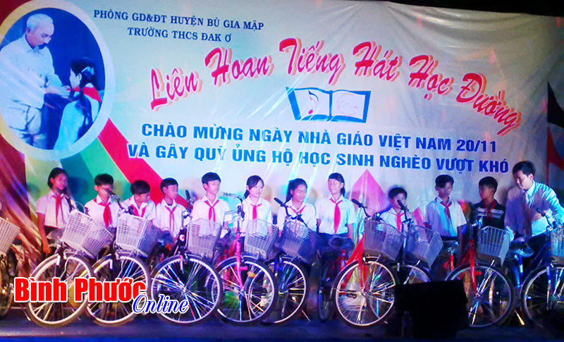 Bảo Việt nhân thọ tặng xe đạp cho học sinh nghèo Bù Đăng