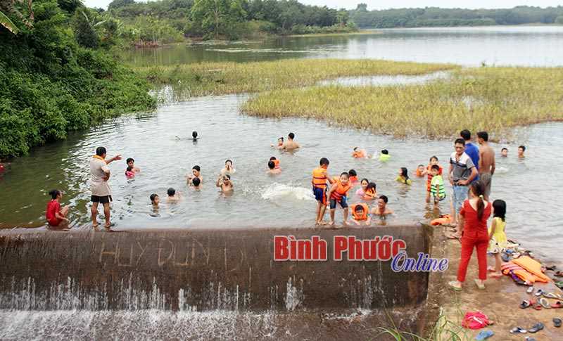 Tận dụng lợi thế, rèn luyện kỹ năng bơi cho trẻ Tận dụng lợi thế, rèn luyện kỹ năng bơi cho trẻ
