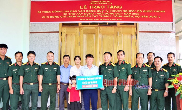 Trao tặng kinh phí hỗ trợ xây dựng nhà đồng đội