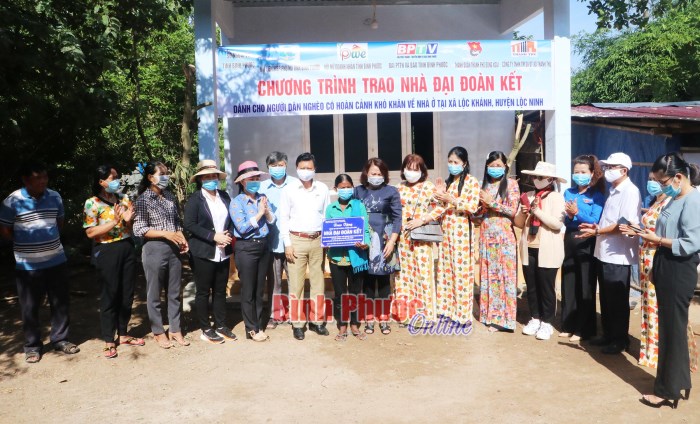 Mang yêu thương về vùng biên giới Lộc Ninh