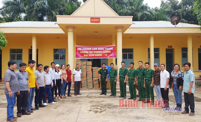 Tặng nhu yếu phẩm phòng, chống dịch Covid-19 cho Bộ CHQS tỉnh