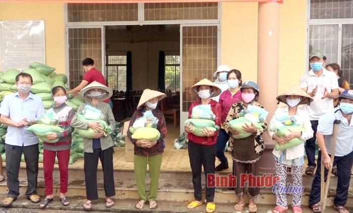 Trao quà và khẩu trang y tế cho người nghèo, đồng bào dân tộc thiểu số