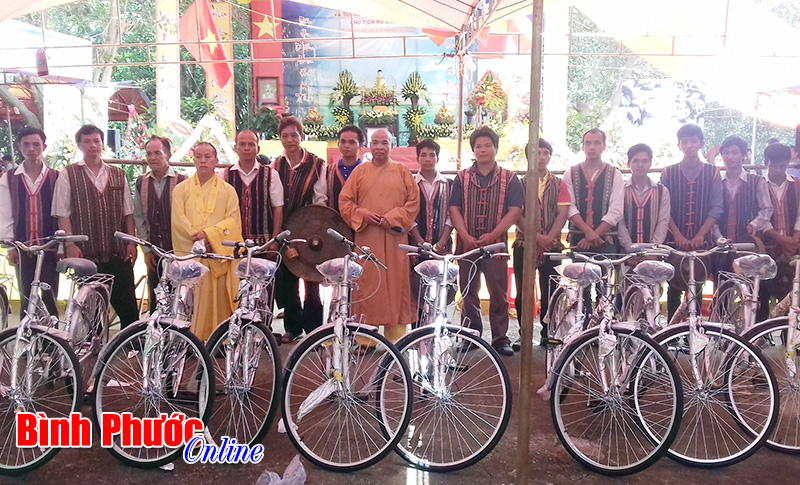 Tặng 15 xe đạp cho học sinh dân tộc nội trú