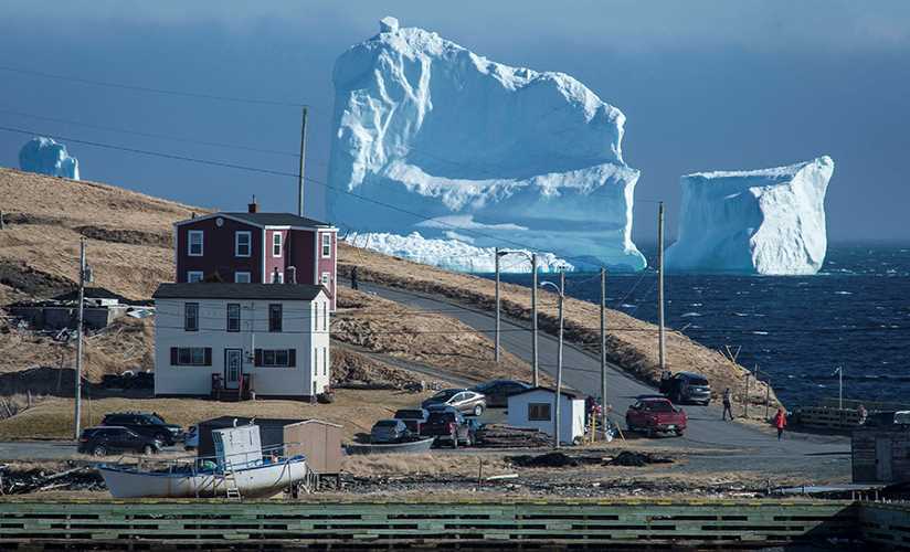 Hùng vĩ cảnh băng khủng ‘lạc trôi’ vào bờ biển Canada Hùng vĩ cảnh băng khủng ‘lạc trôi’ vào bờ biển Canada