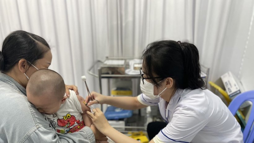 Tăng cường tiêm chủng, tránh dịch chồng dịch