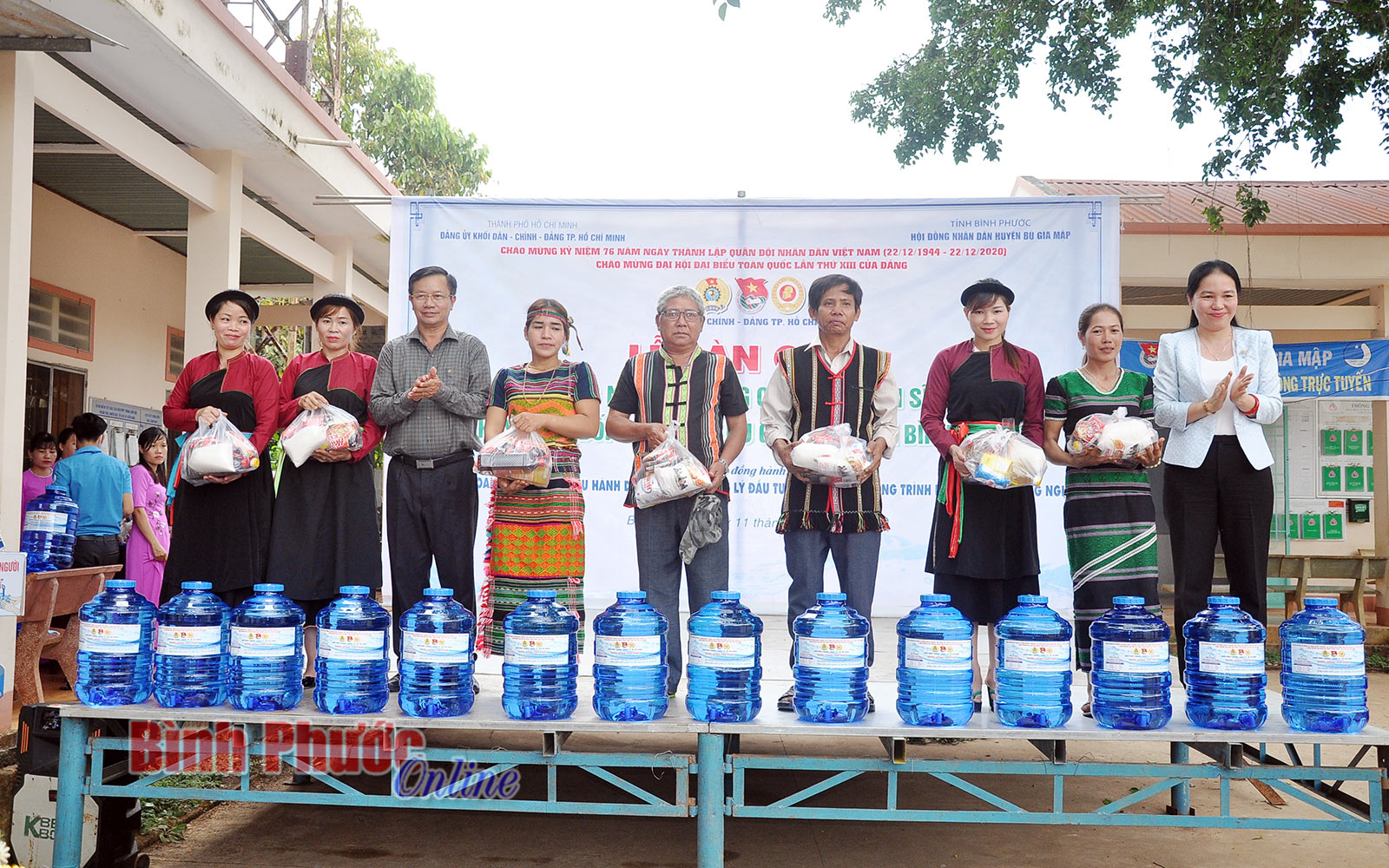tang_qua_cho_cac_ho_kho_khan_bgm_08271712122020.jpg