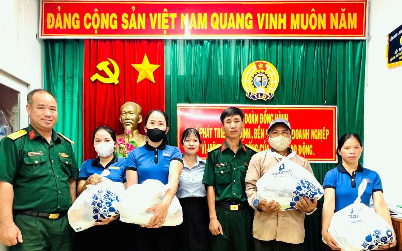 Tặng quà cho công nhân khó khăn