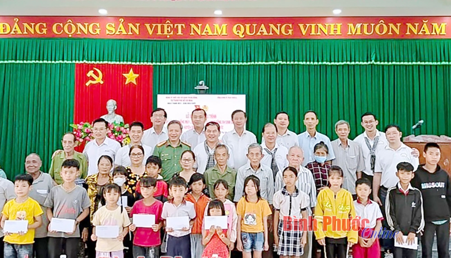tang_qua_hs_ngheo_vuot_khodc_16532924062024.jpg