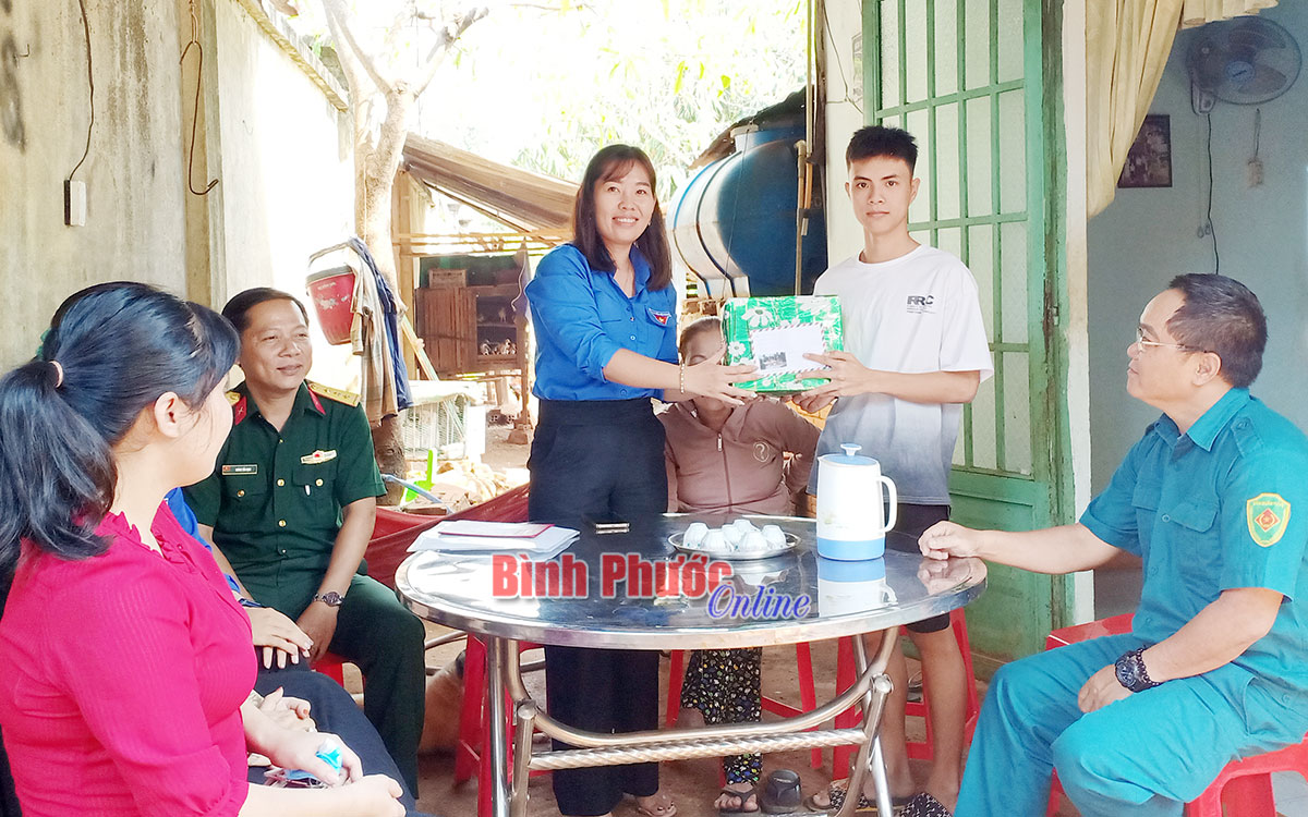 tang_qua_tan_binh_21421802032021.jpg