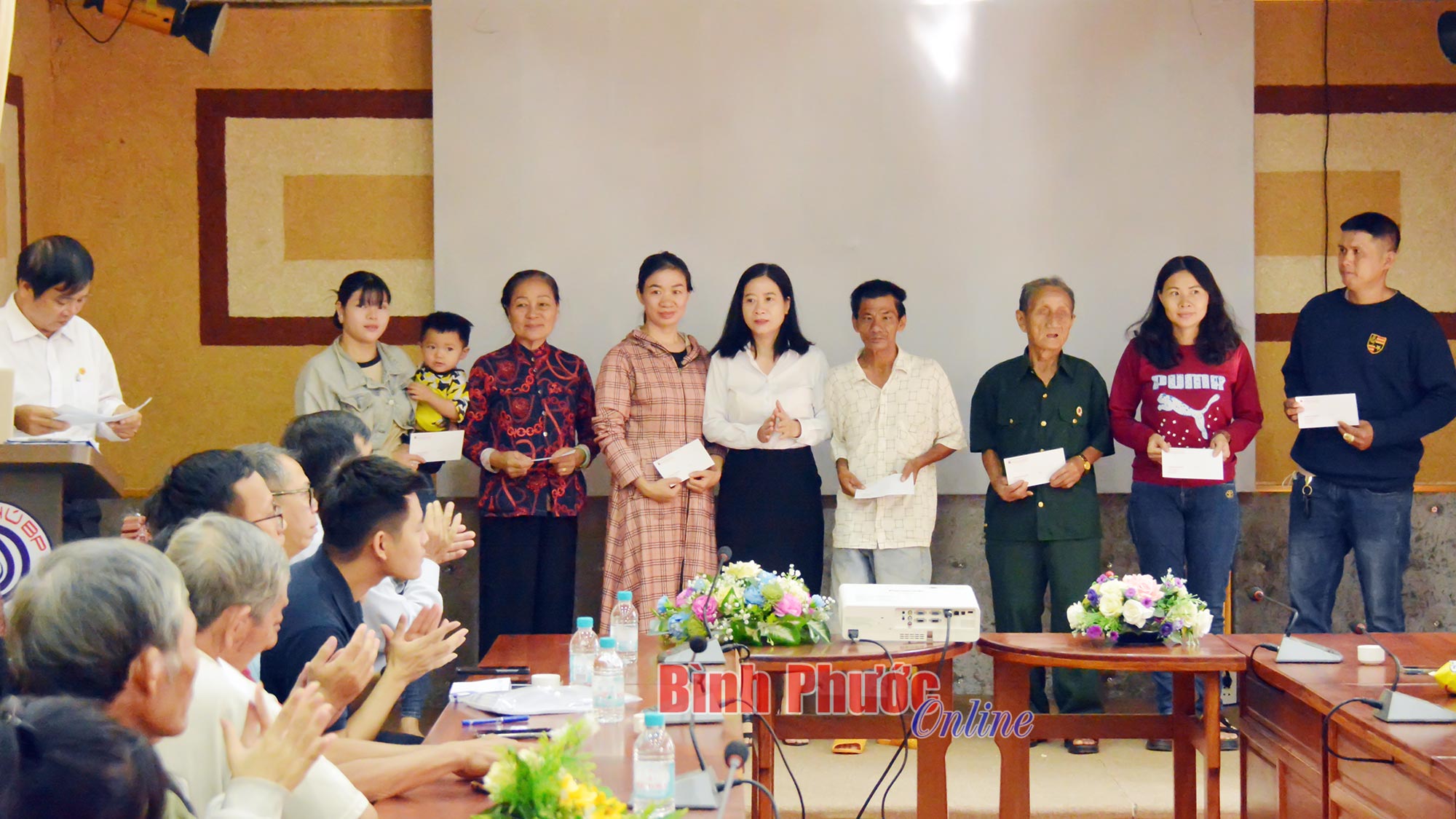 Tặng quà tết cho nạn nhân da cam/dioxin