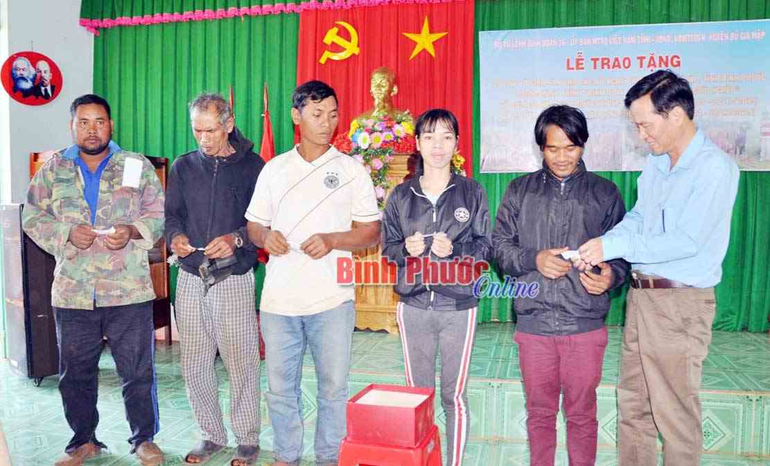 UBMTTQ VN tỉnh và Binh đoàn 16 tặng bò cho hộ nghèo UBMTTQ VN tỉnh và Binh đoàn 16 tặng bò cho hộ nghèo