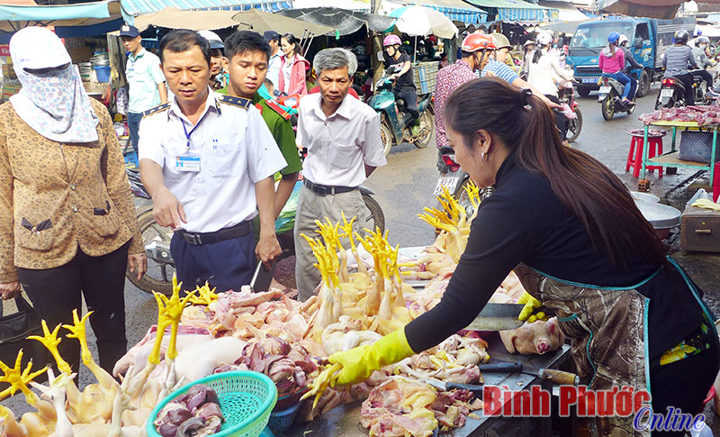 Tăng cường kiểm tra hàng hóa và an toàn thực phẩm tại chợ Đồng Xoài Tăng cường kiểm tra hàng hóa và an toàn thực phẩm tại chợ Đồng Xoài
