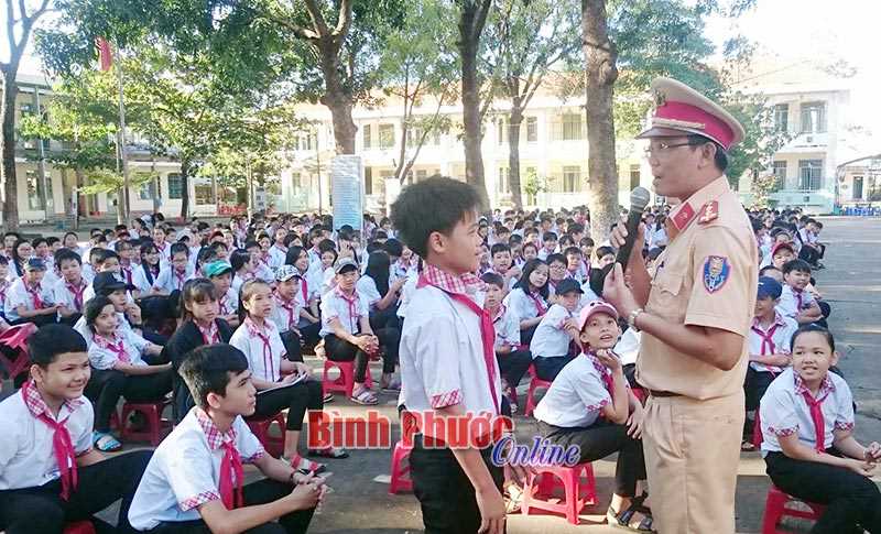 Tăng cường tuyên truyền luật giao thông trong trường học Tăng cường tuyên truyền luật giao thông trong trường học