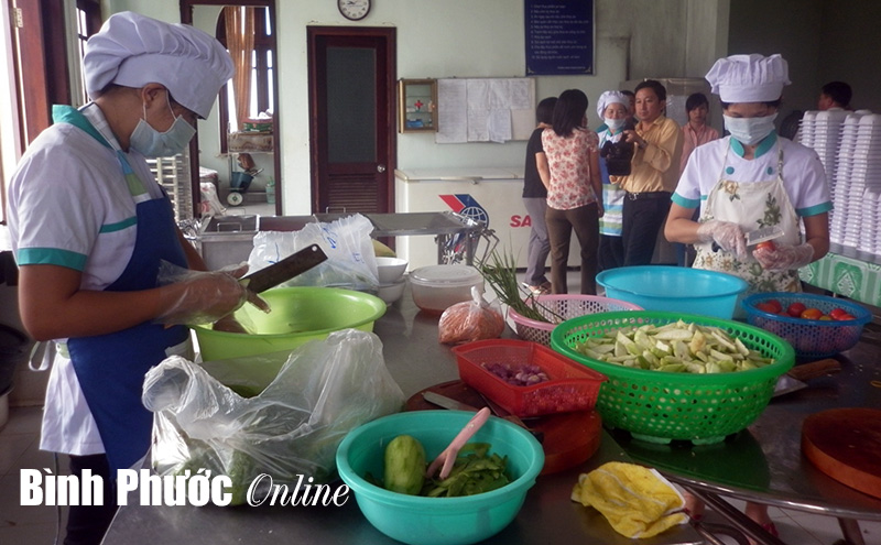 Tăng cường kiểm tra các bếp ăn tập thể Tăng cường kiểm tra các bếp ăn tập thể