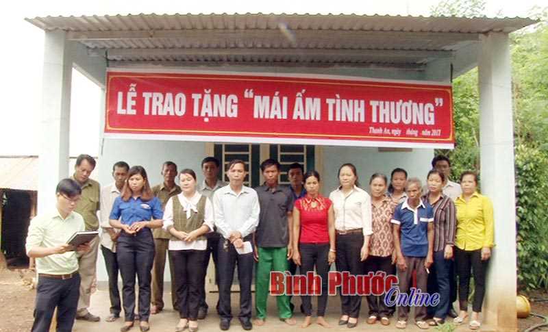 Hớn Quản: Trao tặng 3 căn nhà “Mái ấm tình thương” Hớn Quản: Trao tặng 3 căn nhà “Mái ấm tình thương”