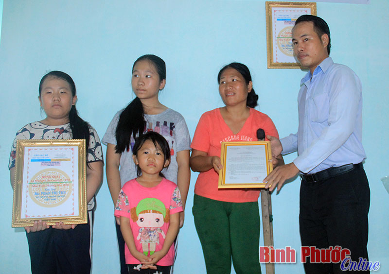 Gia đình bà Phạm Thị Thu được tặng nhà chữ thập đỏ