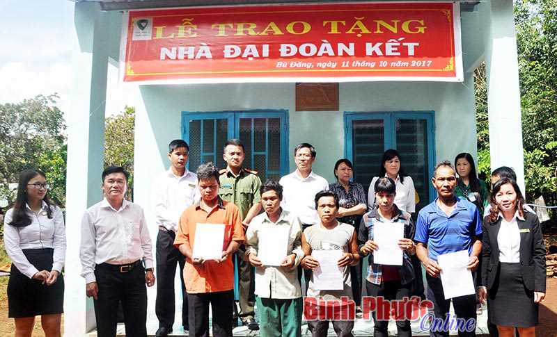 Trao nhà đại đoàn kết cho 5 hộ nghèo Trao nhà đại đoàn kết cho 5 hộ nghèo