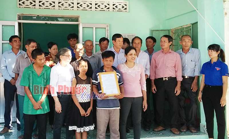 Tặng nhà 70 triệu đồng cho gia đình người khiếm thị Tặng nhà 70 triệu đồng cho gia đình người khiếm thị