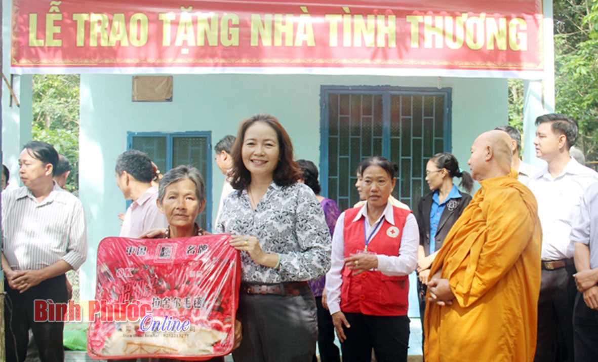 Xã Tân Hưng hỗ trợ hộ nghèo Xã Tân Hưng hỗ trợ hộ nghèo