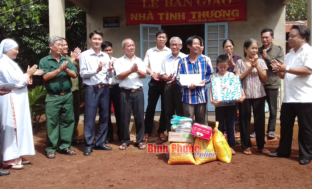 Tặng nhà tình thương cho hộ nghèo ở thôn 8, xã Bình Minh Tặng nhà tình thương cho hộ nghèo ở thôn 8, xã Bình Minh
