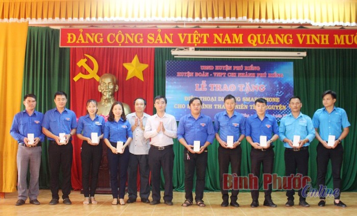 Trao điện thoại thông minh cho thanh niên tình nguyện góp phần xây dựng chính quyền điện tử Trao điện thoại thông minh cho thanh niên tình nguyện góp phần xây dựng chính quyền điện tử