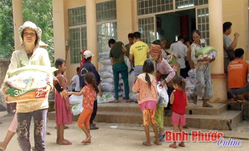 530 phần quà tết tặng đồng bào nghèo huyện Hớn Quản 530 phần quà tết tặng đồng bào nghèo huyện Hớn Quản