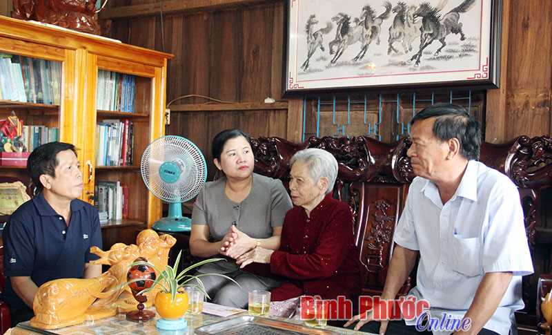 Quỹ tiết kiệm Thị ủy Phước Long hỗ trợ hộ nghèo đón xuân Đinh Dậu Quỹ tiết kiệm Thị ủy Phước Long hỗ trợ hộ nghèo đón xuân Đinh Dậu