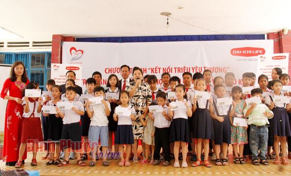 Trao tặng 62 suất học bổng cho học sinh có hoàn cảnh khó khăn