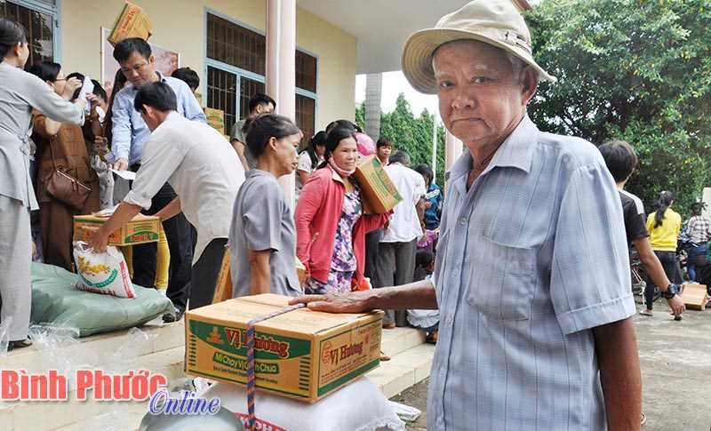 Hơn 500 phần quà tặng người nghèo Bình Long Hơn 500 phần quà tặng người nghèo Bình Long
