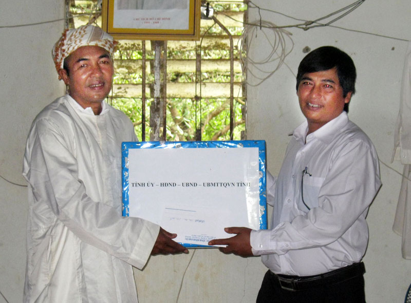 Tặng quà đồng bào Chăm nhân tháng Ramadan Tặng quà đồng bào Chăm nhân tháng Ramadan