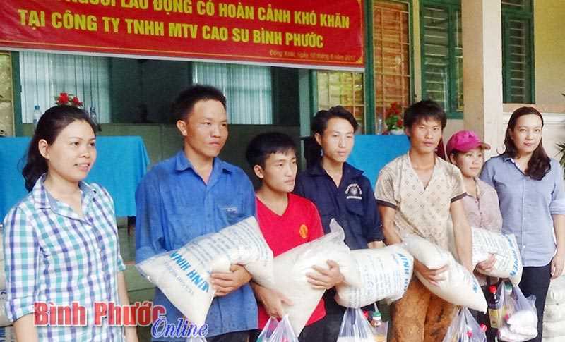 359 công nhân hoàn cảnh khó khăn được tặng quà 359 công nhân hoàn cảnh khó khăn được tặng quà