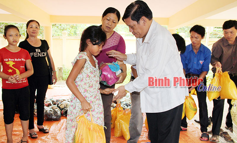 Tặng quà, chiếu phim hè cho trẻ em vùng DTTS