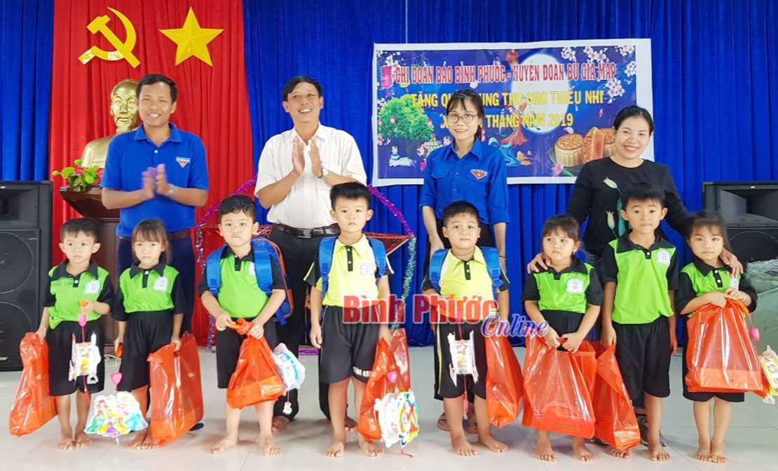 Chi đoàn Báo Bình Phước tặng quà trung thu tại xã Bình Thắng