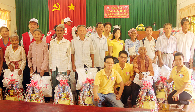 300 người nghèo được tặng quà, phát thuốc nhân đạo 300 người nghèo được tặng quà, phát thuốc nhân đạo