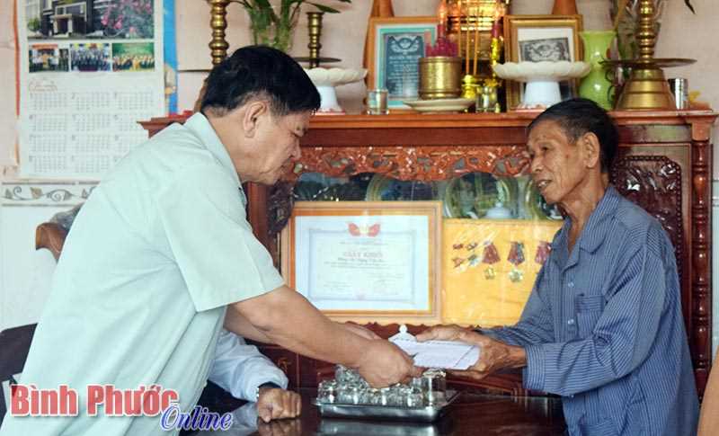 Tặng quà, kiểm tra sức khỏe cho người có công