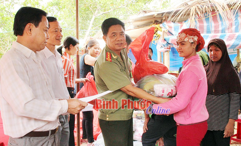 104 phần quà tặng đồng bào Chăm xã Thuận Phú 104 phần quà tặng đồng bào Chăm xã Thuận Phú