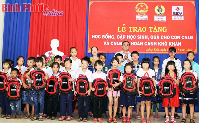 LĐLĐ tỉnh trao tặng quà cho người lao động LĐLĐ tỉnh trao tặng quà cho người lao động