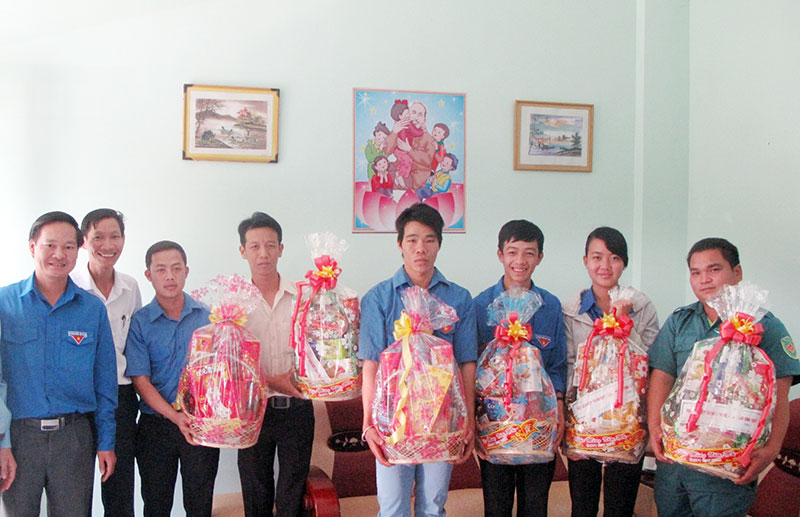 Tặng quà cán bộ đoàn, hội người dân tộc thiểu số, tôn giáo và người nghèo Tặng quà cán bộ đoàn, hội người dân tộc thiểu số, tôn giáo và người nghèo