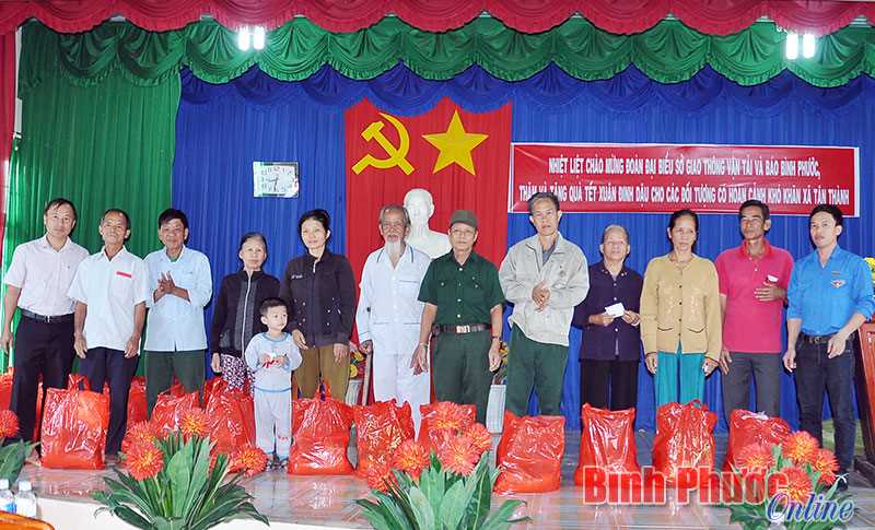 Trao 43 phần quà tết tặng hộ nghèo, trẻ em xã Tân Thành Trao 43 phần quà tết tặng hộ nghèo, trẻ em xã Tân Thành