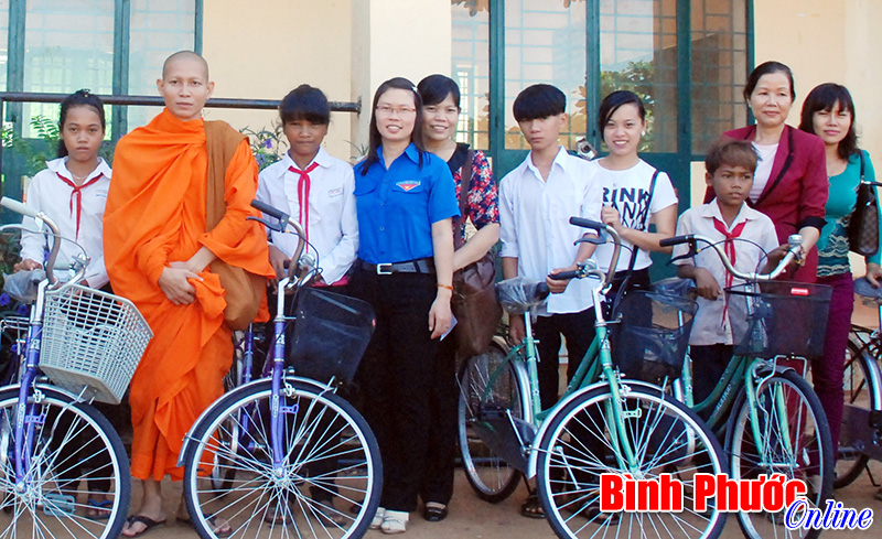 Tặng xe đạp cho học sinh nghèo ở Lộc Hòa Tặng xe đạp cho học sinh nghèo ở Lộc Hòa